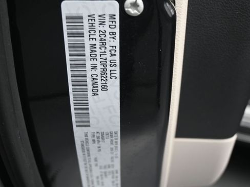 Used 2023 Chrysler Pacifica Touring-L image 18