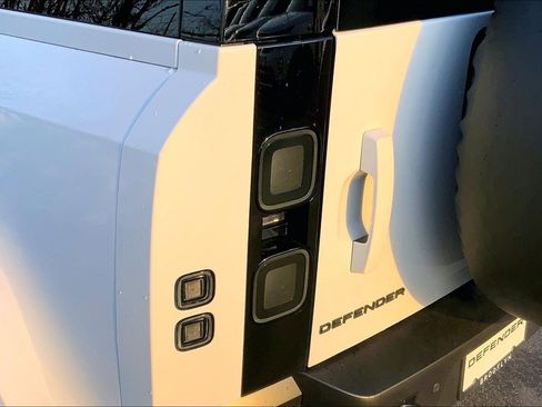 New 2026 Land Rover Defender 110 X-Dynamic SE image 14