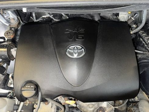 Used 2018 Toyota Sienna LE w/ Carpet Mat Package image 9
