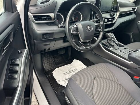 Used 2022 Toyota Highlander LE AWD/4WD image 13