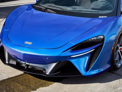 Used 2025 McLaren Artura Spider RWD image 8