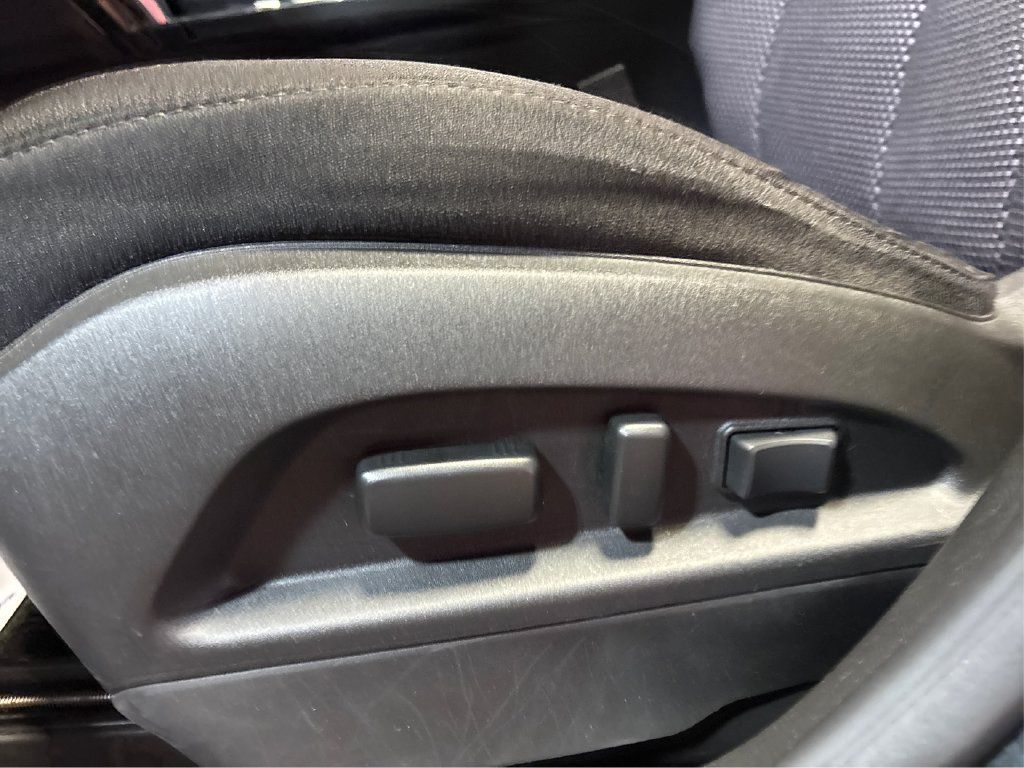 Used 2017 Chevrolet Equinox LT w/ Convenience Package AWD/4WD image 30