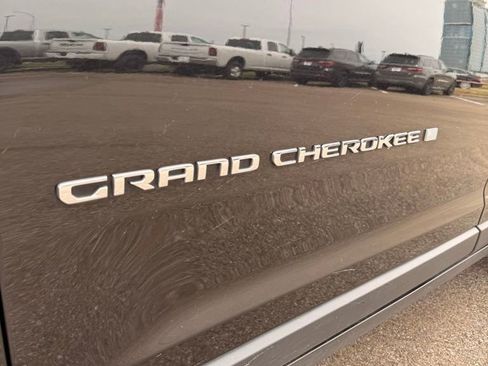 Used 2024 Jeep Grand Cherokee Laredo RWD image 8