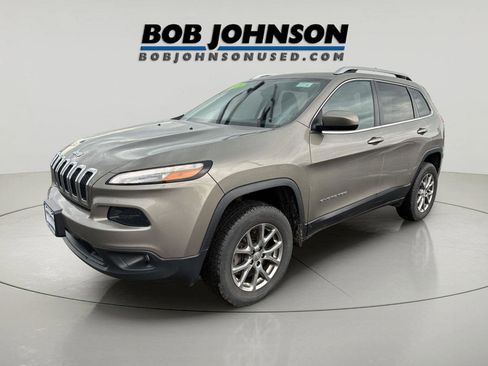 Used 2018 Jeep Cherokee Latitude Plus w/ Cold Weather Group AWD/4WD image 7