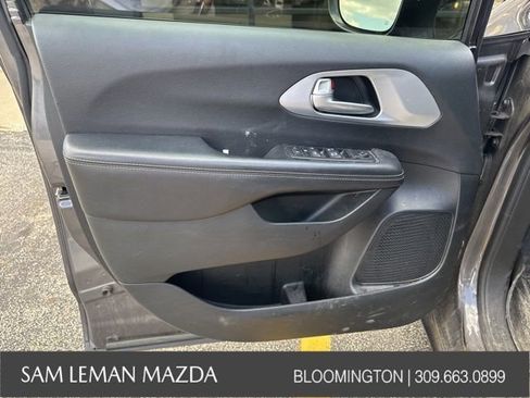 Used 2018 Chrysler Pacifica Touring-L FWD image 16