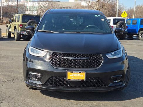 Certified 2022 Chrysler Pacifica Touring-L w/ Uconnect Theater Family Group image 4