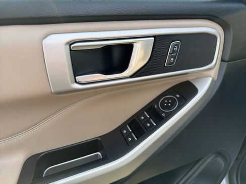 Used 2022 Ford Explorer XLT w/ Equipment Group 202A image 12