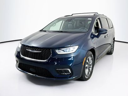 Used 2021 Chrysler Pacifica Touring-L w/ Uconnect Theater Family Group