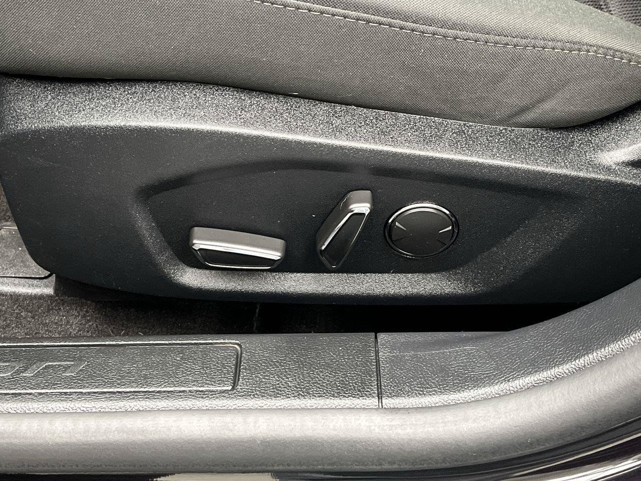 Used 2020 Ford Fusion SE FWD image 10