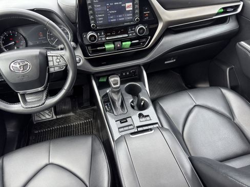 Used 2021 Toyota Highlander XLE AWD/4WD image 32
