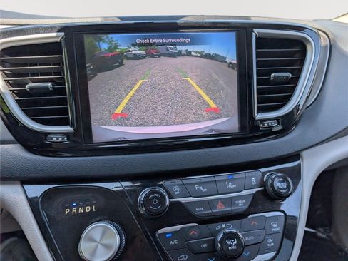 Used 2023 Chrysler Pacifica Touring-L FWD image 27