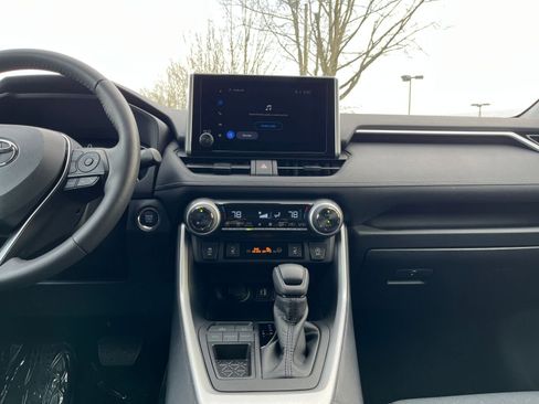 Used 2025 Toyota RAV4 XLE image 21