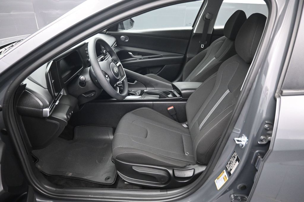 Used 2025 Hyundai Elantra SE FWD image 9
