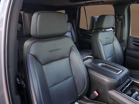 Used 2021 GMC Yukon Denali w/ Denali Premium Package AWD/4WD image 32