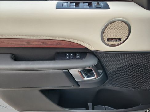 Used 2025 Land Rover Discovery S AWD/4WD image 19