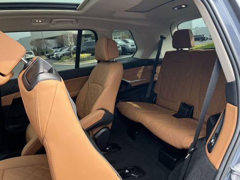 Used 2024 BMW X7 xDrive40i w/ Parking Assistance Package AWD/4WD image 19