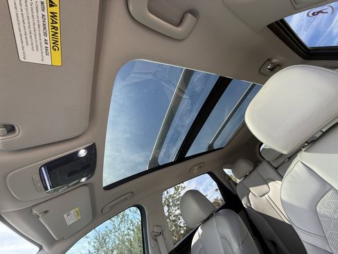 Certified 2022 Kia Sorento S w/ Panoramic Sunroof Package image 12