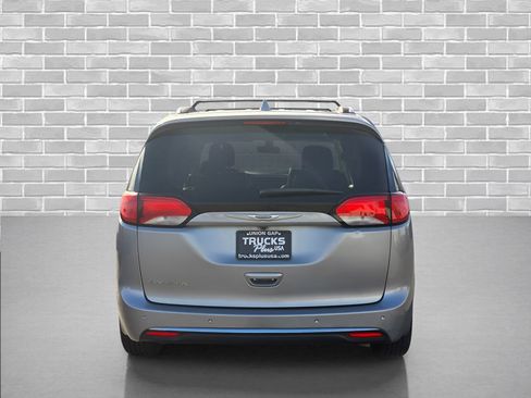 Used 2019 Chrysler Pacifica Touring-L FWD image 4