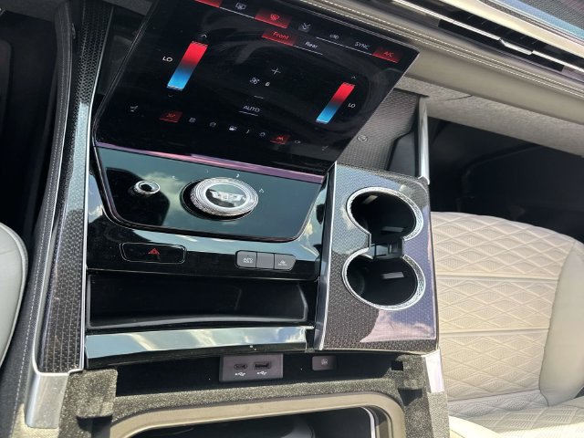Used 2025 Cadillac Escalade ESV V AWD/4WD image 26