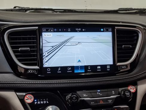 Used 2024 Chrysler Pacifica Limited FWD image 18