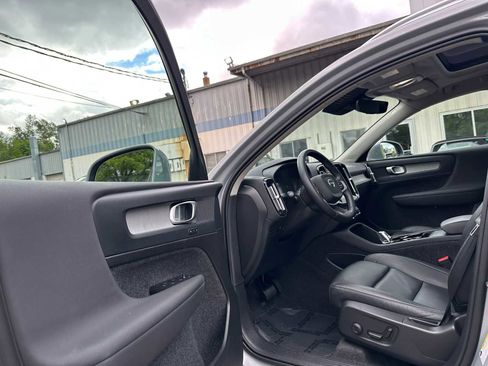 Certified 2025 Volvo XC40 B5 Plus AWD/4WD image 21