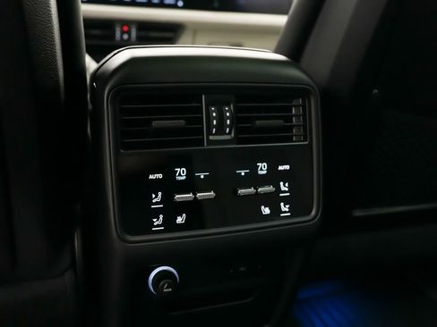 Used 2024 Porsche Cayenne AWD/4WD image 20