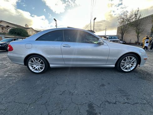 Used 2009 Mercedes-Benz CLK 350 Coupe image 4