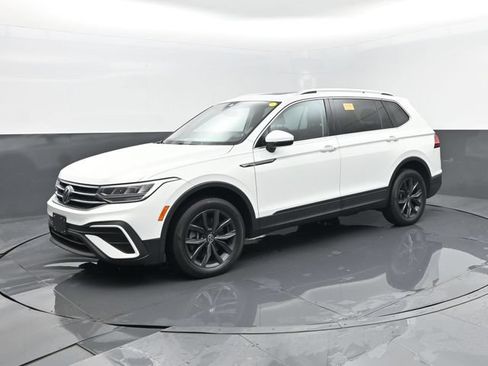 Used 2022 Volkswagen Tiguan SE w/ Panoramic Sunroof Package AWD/4WD image 1