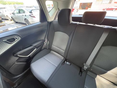 Used 2025 Kia Soul LX w/ LX Technology Package FWD image 36