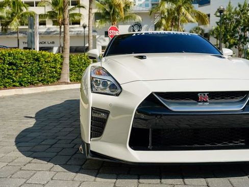 Used 2021 Nissan GT-R Premium image 6