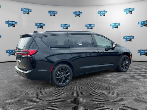 New 2026 Chrysler Pacifica Limited w/ S Appearance Package AWD/4WD image 5