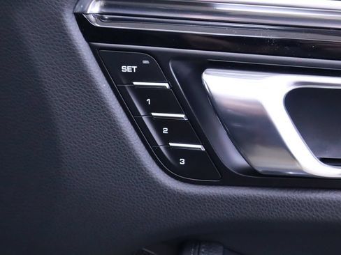 Certified 2025 Porsche Macan AWD/4WD image 20