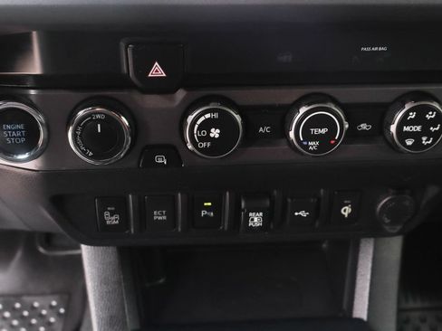Used 2020 Toyota Tacoma TRD Off-Road w/ Technology Package AWD/4WD image 33