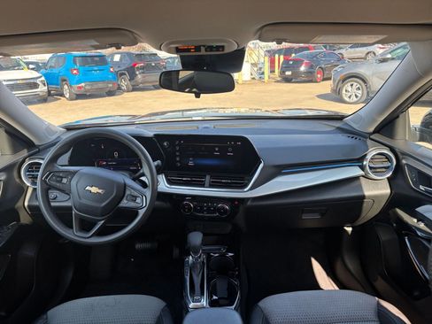 Used 2025 Chevrolet Trax LT image 32