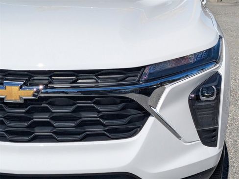 Used 2025 Chevrolet Trax LS w/ LS Convenience Package image 9