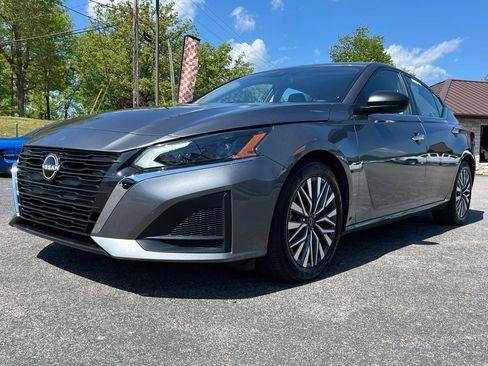 Used 2024 Nissan Altima 2.5 SV FWD image 3