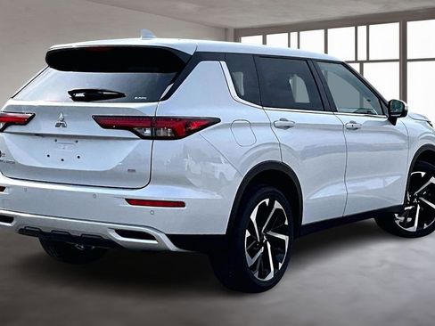 Used 2023 Mitsubishi Outlander SE AWD/4WD image 3