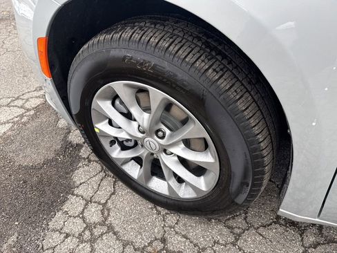 New 2026 Chrysler Pacifica Limited image 21