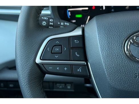 Used 2025 Toyota Sienna XLE FWD image 27
