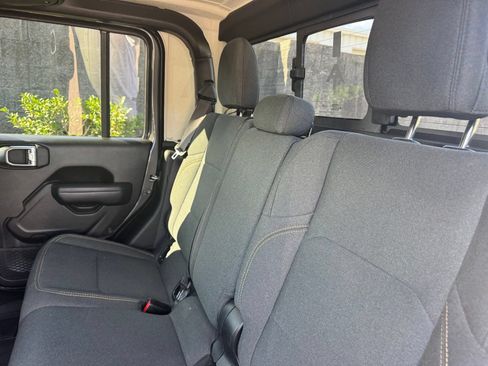 Used 2024 Jeep Gladiator Sport AWD/4WD image 19