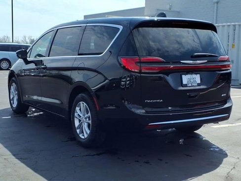 New 2026 Chrysler Pacifica Select image 4