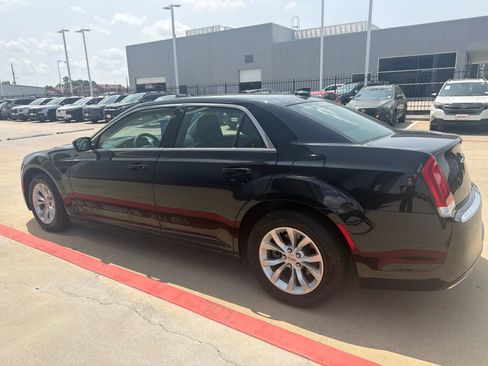 Used 2023 Chrysler 300 Touring RWD image 2