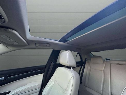 Used 2018 Chrysler 300 Limited image 32