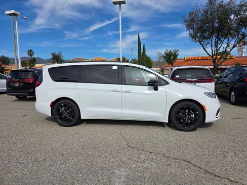 New 2026 Chrysler Pacifica Limited w/ Uconnect Theater Family Group image 3