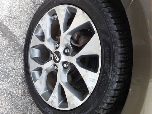 Used 2013 Kia Soul ! FWD image 5