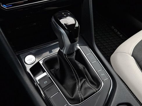 Used 2025 Volkswagen Taos SE image 14