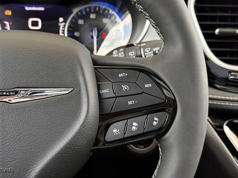 Used 2025 Chrysler Pacifica Limited FWD image 39