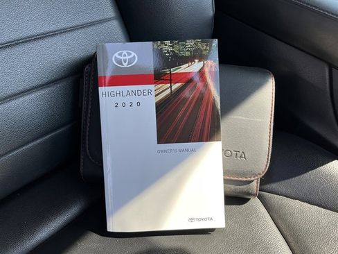 Used 2020 Toyota Highlander XLE AWD/4WD image 43