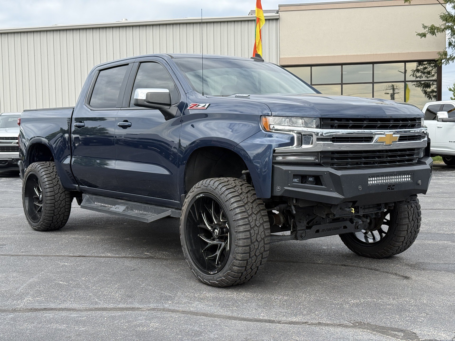 Used 2021 Chevrolet Silverado 1500 LT w/ Z71 Off-Road Package AWD/4WD image 2
