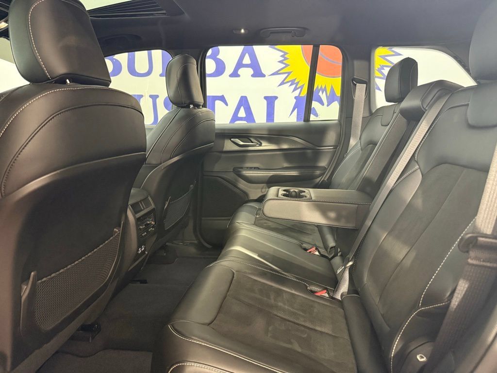Used 2023 Jeep Grand Cherokee Altitude AWD/4WD image 16